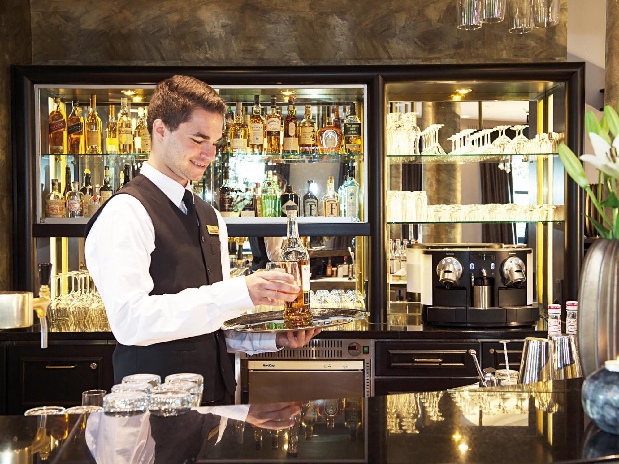 Victor'S Residenz-Hotel Schloss Berg Nennig Exterior foto A bartender at work
