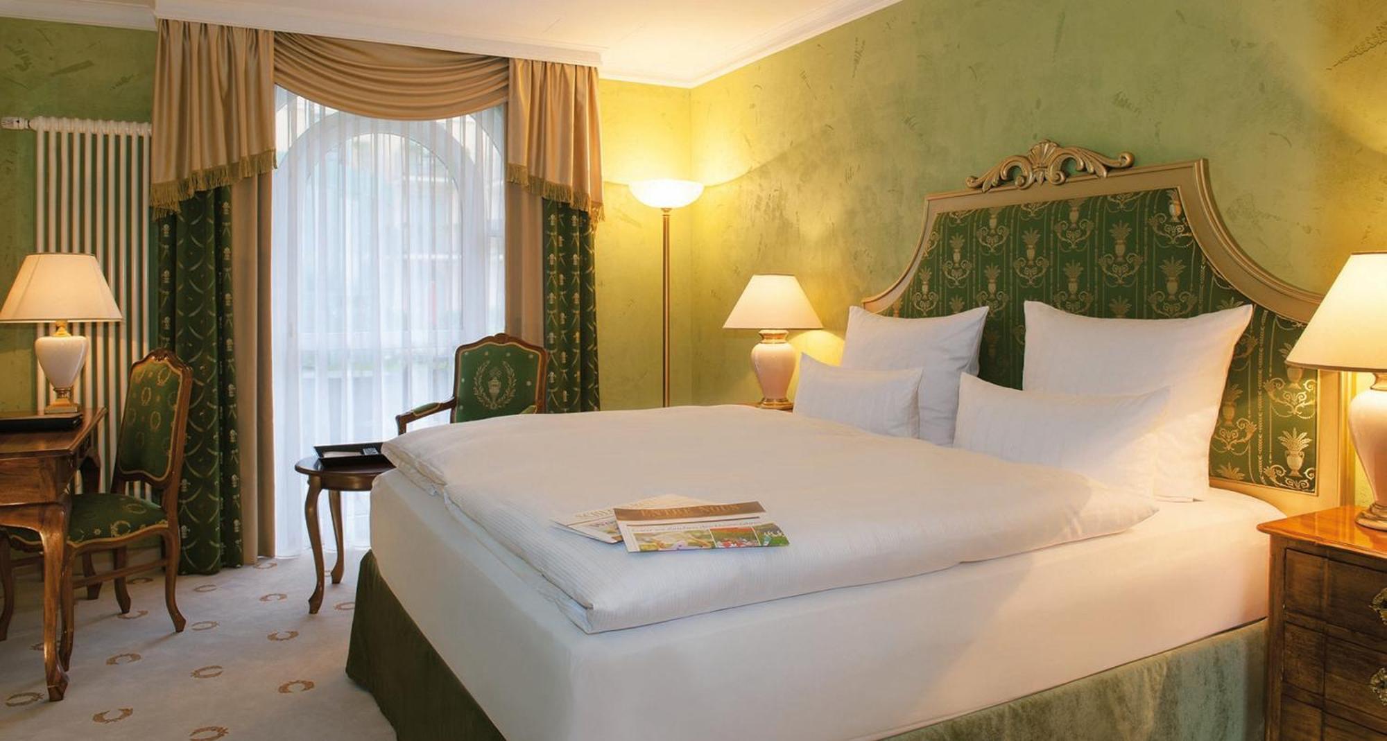 Victor'S Residenz-Hotel Schloss Berg Nennig Quarto foto A room at the hotel