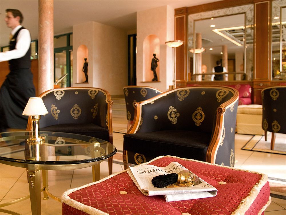 Victor'S Residenz-Hotel Schloss Berg Nennig Exterior foto Lobby