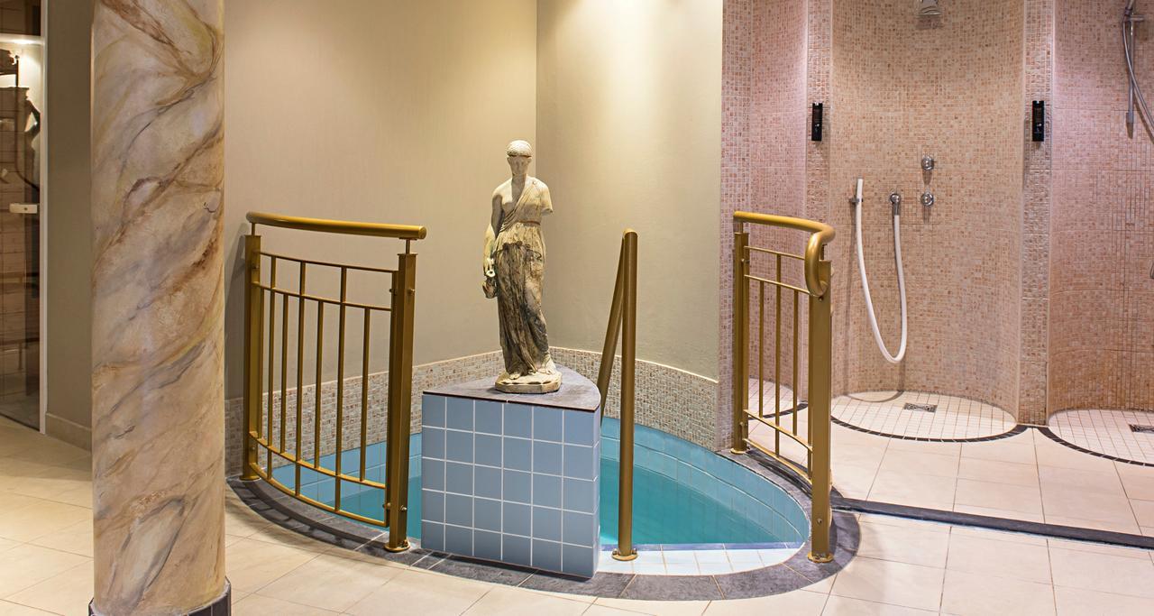 Victor'S Residenz-Hotel Schloss Berg Nennig Quarto foto A modern spa